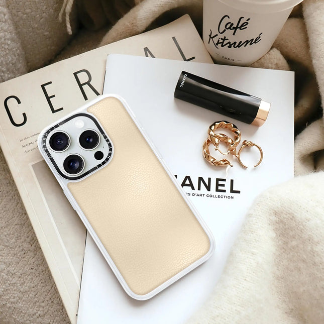 Coque iPhone 15 Pro en cuir classique — Amande