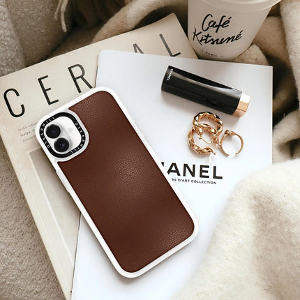 Coque iPhone 16 Plus en cuir classique — Crater Brown